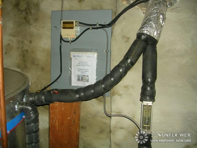 Instalaci&oacute;n de tanques de fontaner&iacute;a y almacenamiento para sistema de calefacci&oacute;n solar.