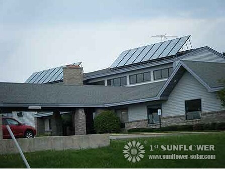 Un conjunto de colectores de calentadores de agua solares en el techo de un motel.