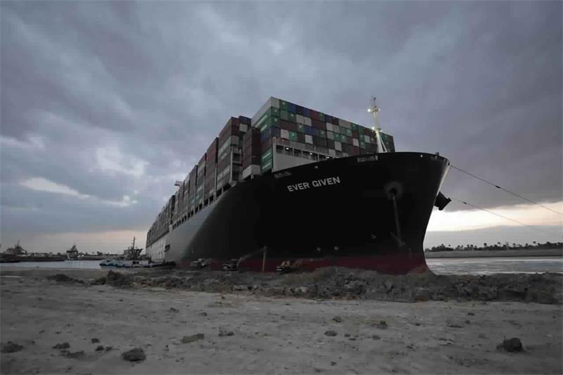 Cómo el carguero del Canal de Suez supera las dificultades
