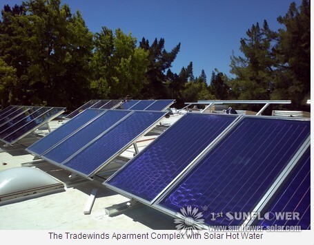 Complejo de apartamentos Tradewinds con agua caliente solar.