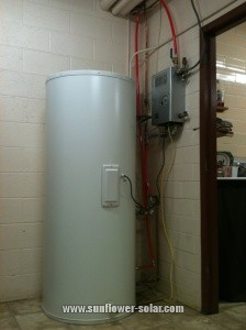 Descripci&oacute;n general del tanque de agua dividido y la estaci&oacute;n de trabajo para el sistema de calefacci&oacute;n del colector solar