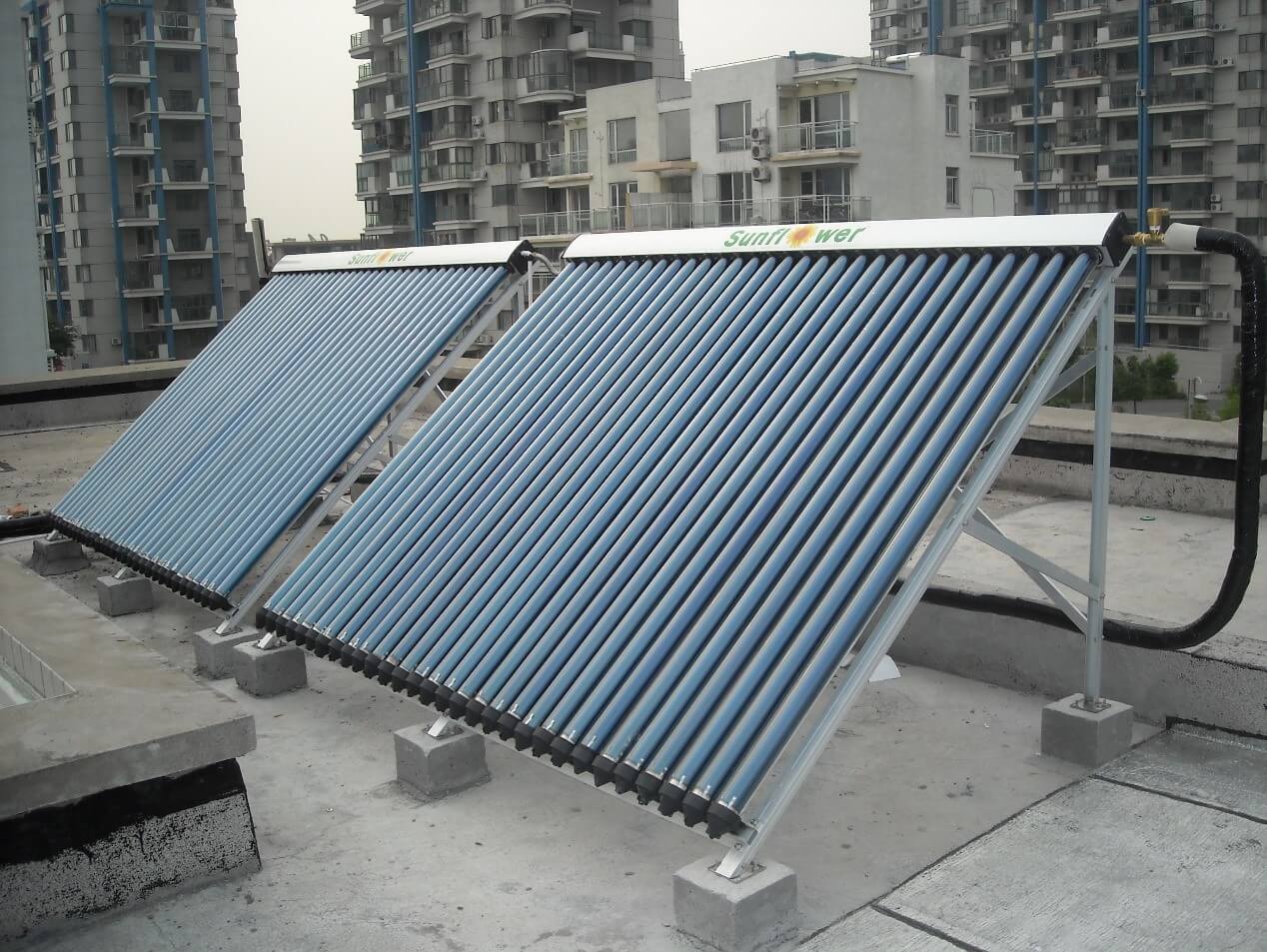 Varios colectores solares de tubo de vacío de uso común