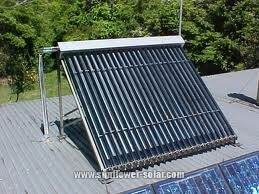 Su sistema de calentamiento de agua solar posici&oacute;n sentado