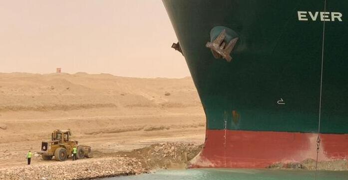 Carguero gigante bloqueó el Canal de Suez