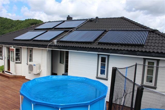 ¿Cómo puede el sistema de calefacción solar calentar la piscina?